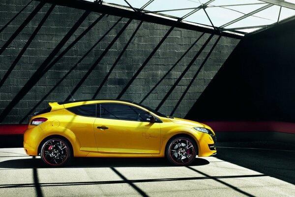 El coche amarillo está parado en el garaje