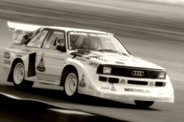 Voiture de course rapide comme une flèche