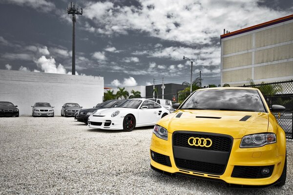 Coche amarillo de Audi en el estacionamiento