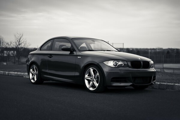 Voiture noire sur le trottoir, Boomer