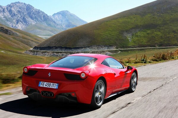 Carro esportivo vermelho com pressa