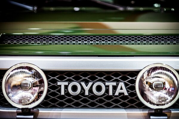 Toyota mit Scheinwerfern, die wie Augen ausgestreckt sind