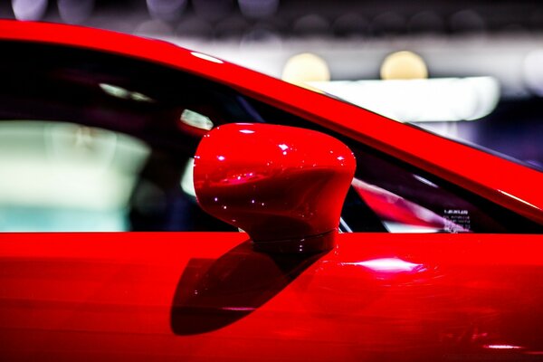 显示一辆车在一个迷人的红色风格