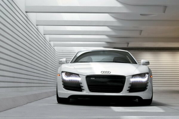 Voiture blanche se trouve dans un garage blanc