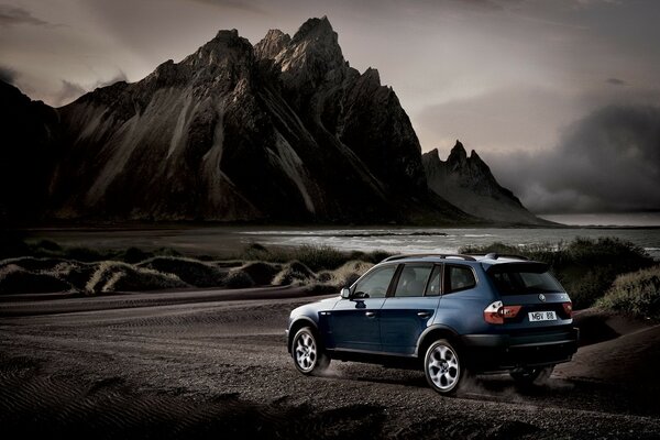 Monochrome Landschaft mit blauem Auto