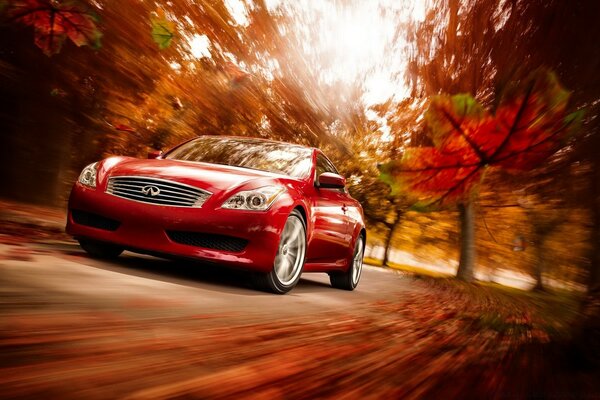 Carro vermelho correndo na estrada