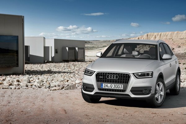 Voiture d argent se dresse sur fond de montagnes et de pierres