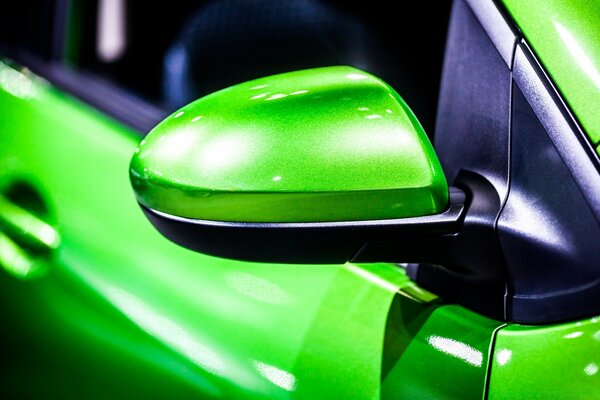 Espelho em um carro verde com elementos