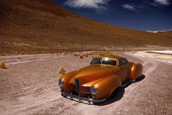 El coche amarillo viaja en medio del desierto