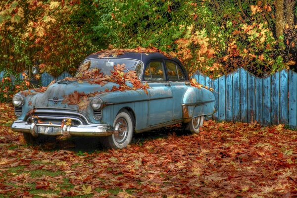 Auto retrò sulla strada del villaggio. Autunno fuori città