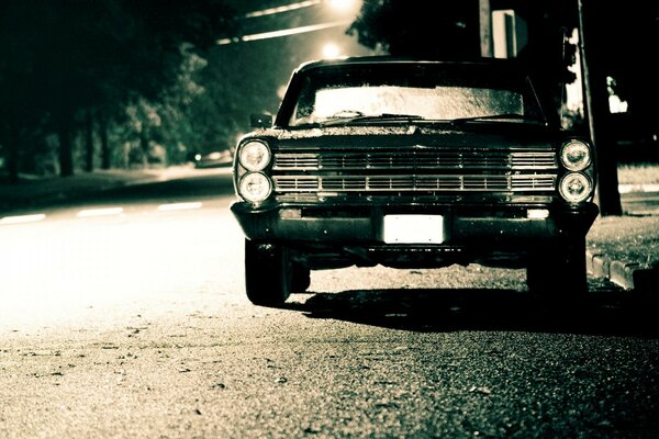 AMERICAN RETRO CAR UNDER THE STREETLIGHT