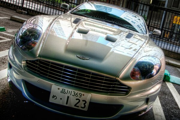 Aston Martin in silberner Farbe auf dem Parkplatz