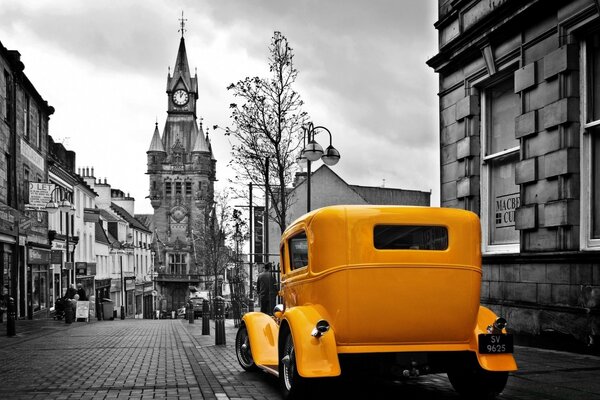 Retro conversível amarelo na rua da cidade