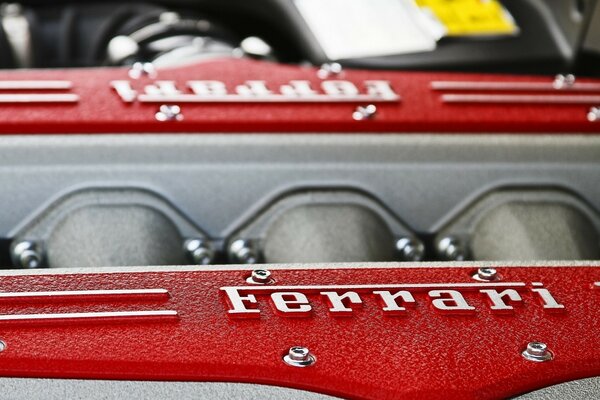 Motor Ferrari da cor vermelha