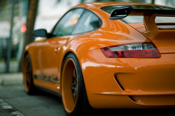 Voiture orange avec roues orange