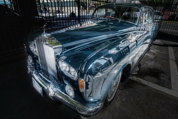 Coche fantasma en la valla de hierro