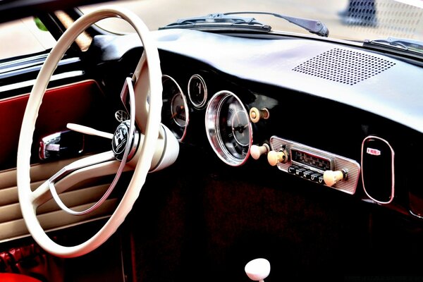 عجلة القيادة ولوحة التحكم في سيارة قديمة