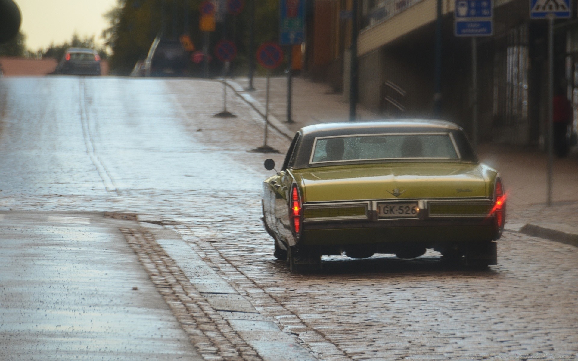 retro-autos auto straße auto bürgersteig straße transportsystem asphalt polizei verbrechen unfall verkehr rallye stadt aktion städtisch katastrophe wettbewerb