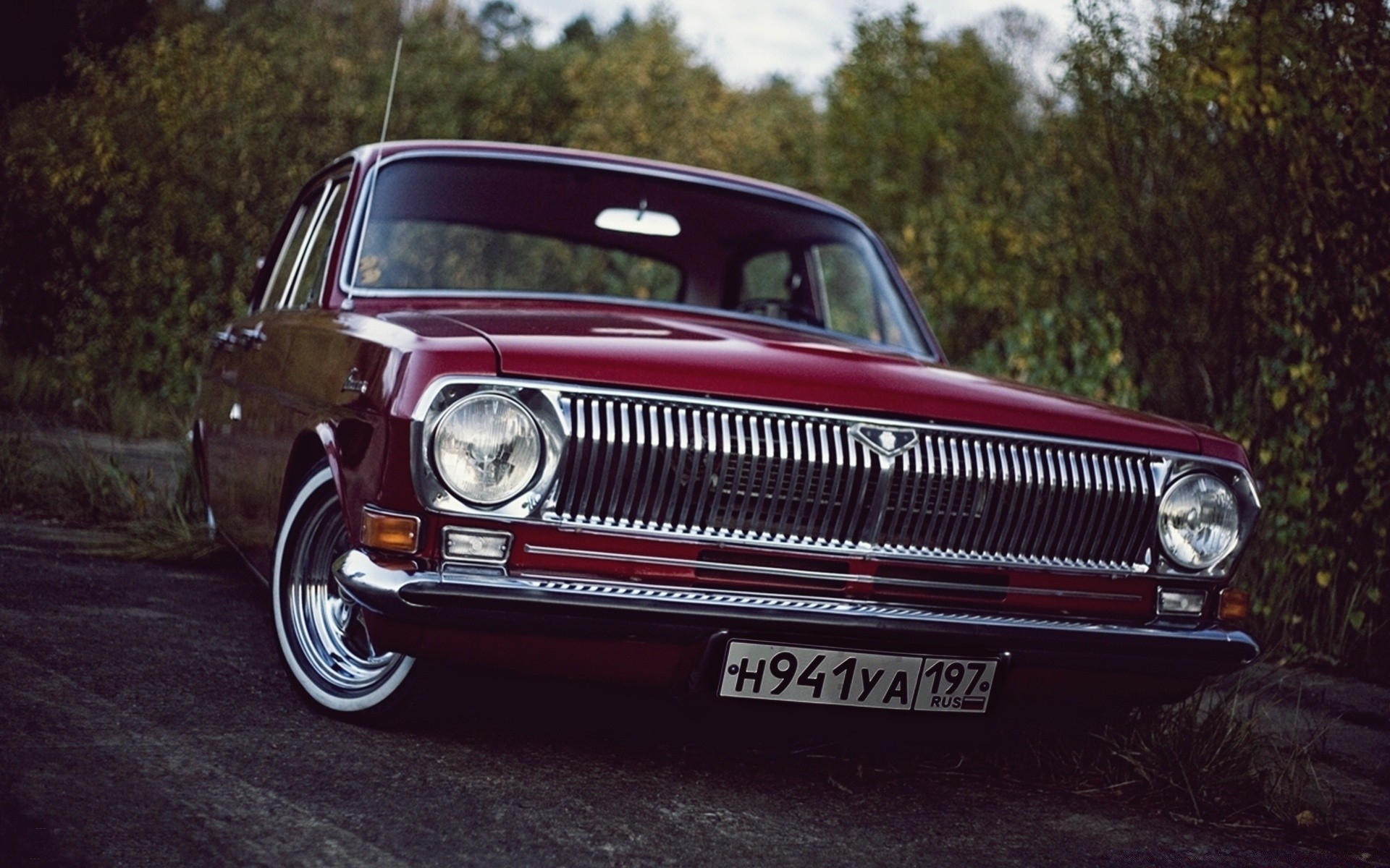 oldtimer auto auto transportsystem antrieb scheinwerfer motorhaube klassisch rallye nostalgie straße räder windschutzscheibe automobil stoßstange chrom vintage