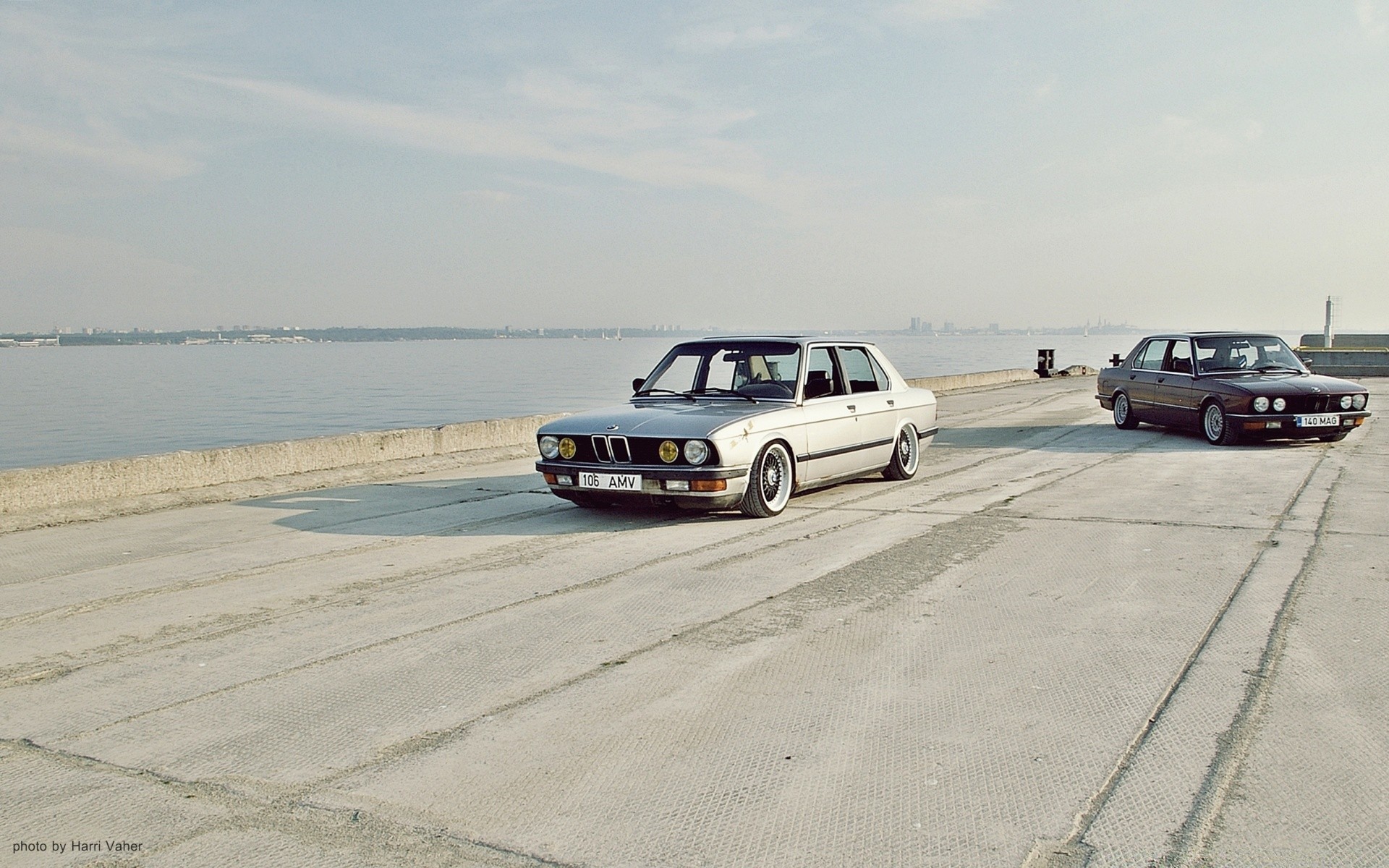 retro arabalar araba araba ulaşım sistemi yol plaj su seyahat manzara açık havada deniz deniz okyanus