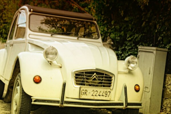 Carro retro branco em casa