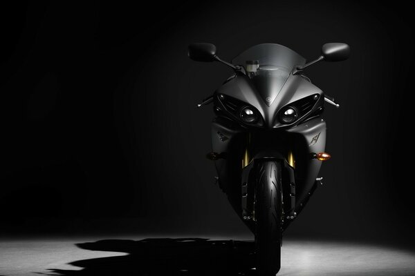 Moto noire mat sur fond noir