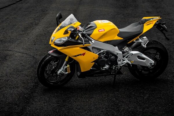 Aprilia rsv4 жолдағы сары мотоцикл