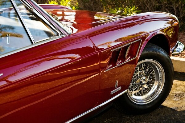 Voiture classique de couleur rouge