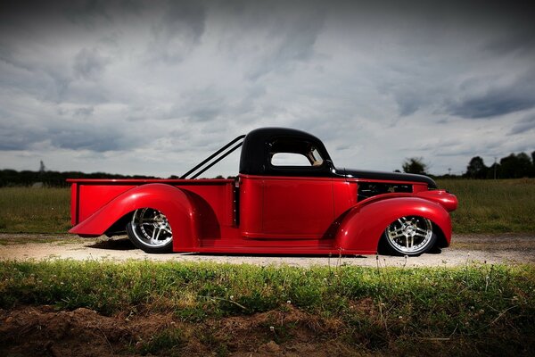 Coche retro rojo en el campo