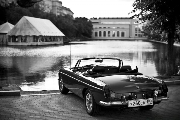 Foto in bianco e nero di un auto retrò