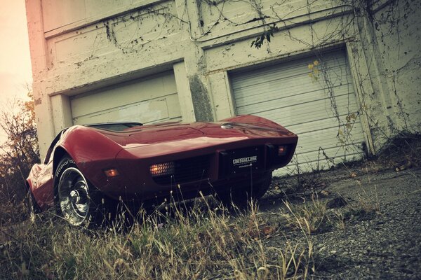 Voiture rétro rouge dans un endroit abandonné