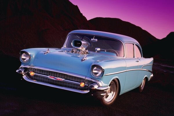 Hermoso coche retro al atardecer