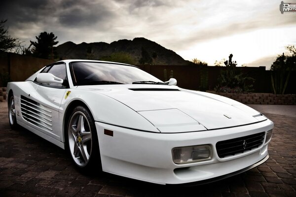 Coche retro blanco en las carreteras crepusculares