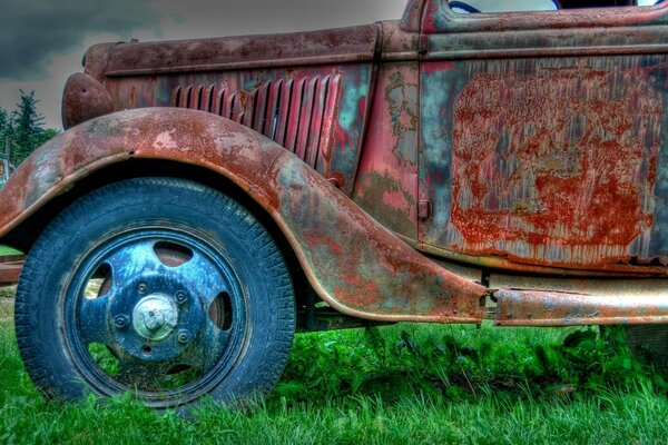 Coche retro oxidado. Vintage y viejo coche retro