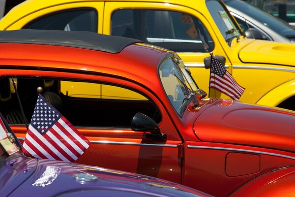 Voitures rétro lumineuses avec des drapeaux américains