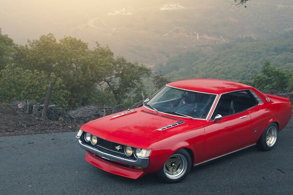 Voiture rouge au bord d une falaise