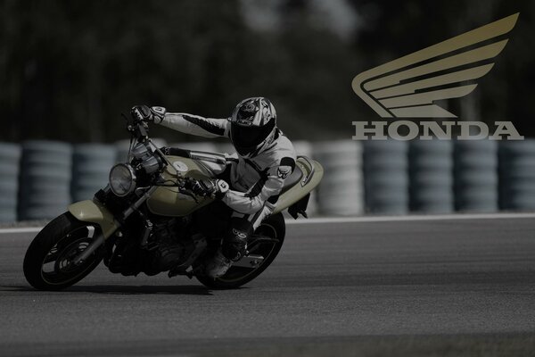 Le coureur de moto Honda Monte