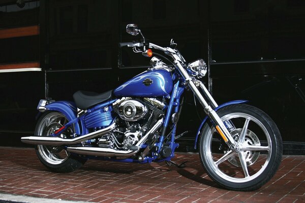 Синій мотоцикл готовий до поїздки