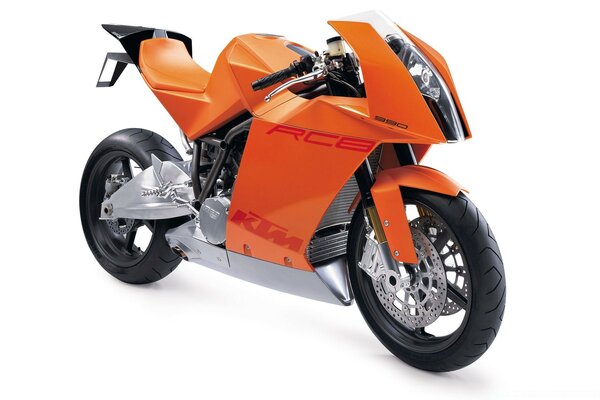 Moto orange sur fond blanc