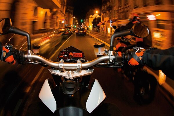 Motorradlenker, Rennen in der Stadt