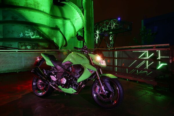 Зелений фон під зелений мотоцикл