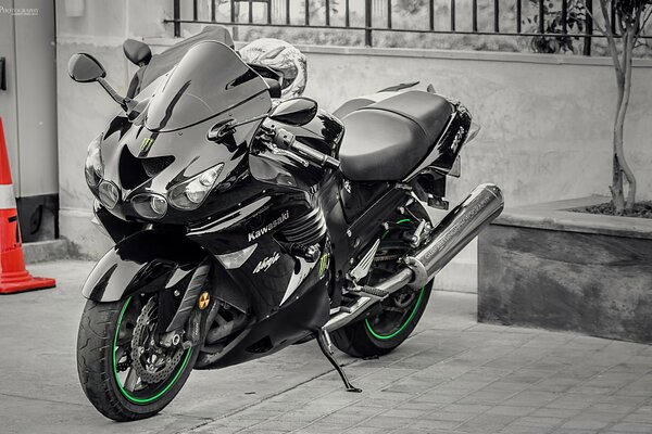 Moto de sport noir sur asphalte