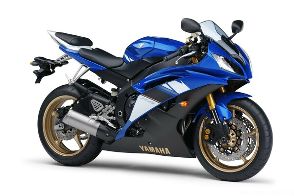 Yamaha Motorrad auf weißem Hintergrund