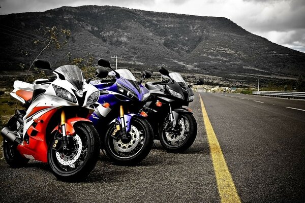 Tres motos por la mañana en la carretera