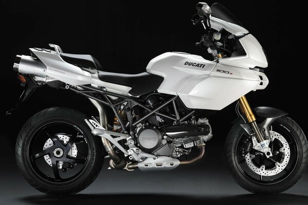 Motocykl Ducati z eleganckimi felgami