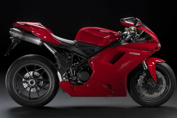 Ducati қызыл спорттық мотоциклі