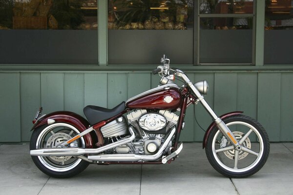 Moto classique sur fond de vitrine