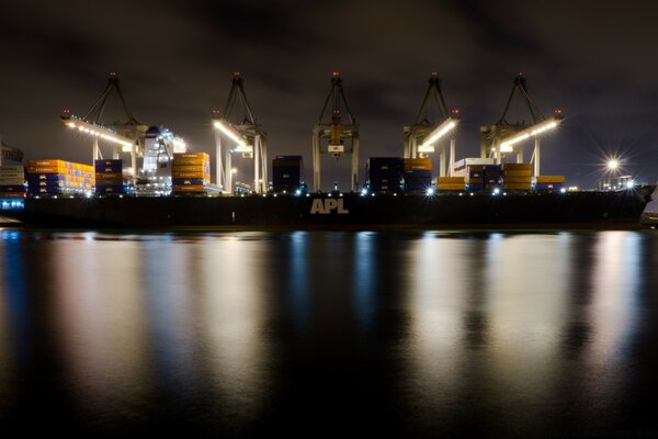 Un buque de carga permanece de noche en el puerto