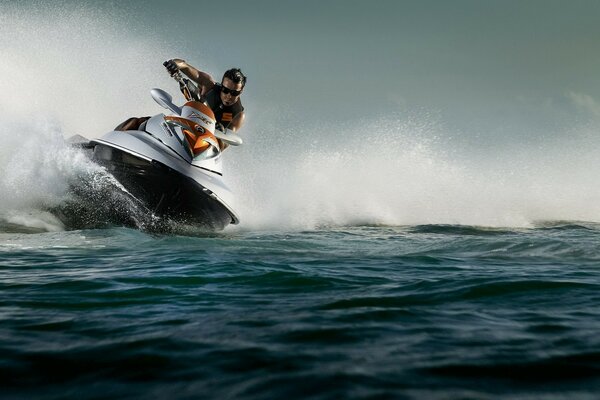 Jet ski aniden dönüşe giriyor