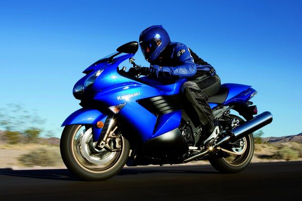 Blaues Sportmotorrad mit Motorradfahrer